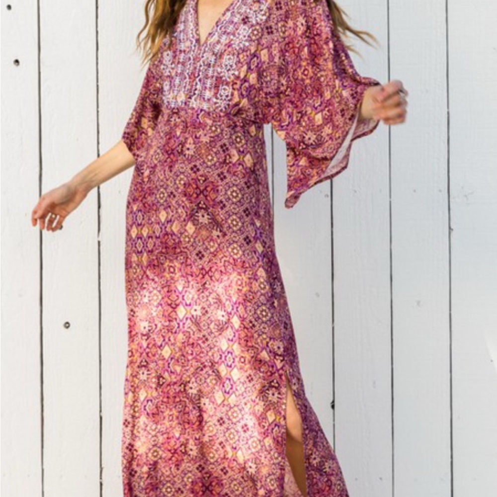 En Crème Dress maxi kimono sleeve. Backless 2 slits embroidered pink purple L
